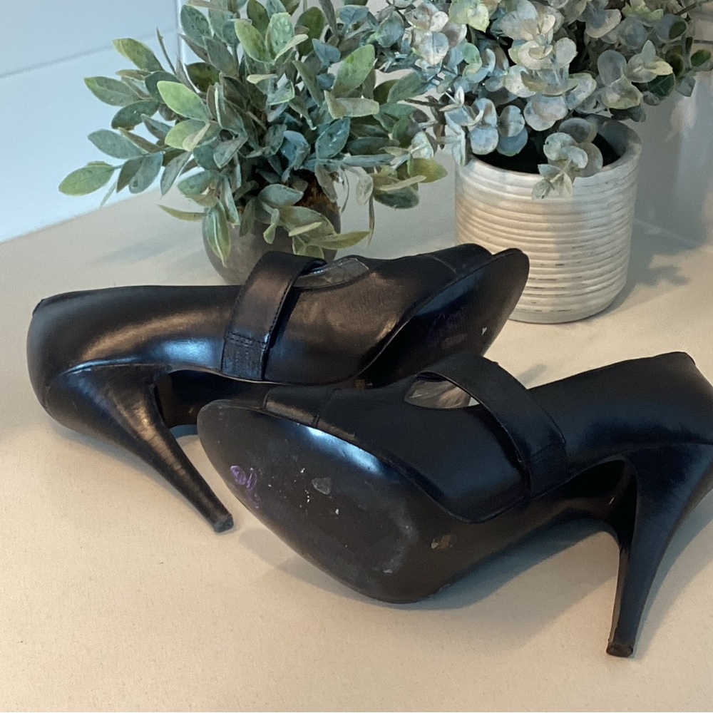 BCBG Paris Elegant Black Leather Women's T-Strap Heels Sz 8.5 - Picture 7 of 7